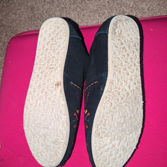 Toms - Picture 2 of 3